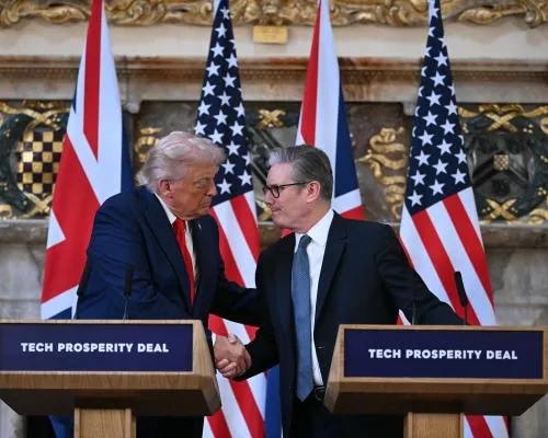 Trump Directs Criticism on Putin and Praises UK in Joint Appearance with Keir Starmer